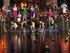 到了黃昏人們紛紛到池畔將水燈放在溪上漂流